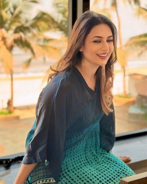 ভোপালের একটি সৌন্দর্য প্রতিযোগিতায় বন্ধুদের সঙ্গে মজা করেই অংশগ্রহণ করেন দিব্যাঙ্কা ত্রিপাঠি৷ সেখানে তিনি জয়ী হন৷ সেখান থেকেই শুরু তাঁর মডেলিং৷ এইভাবে কেরিয়ার শুরু অভিনেত্রীর৷ 