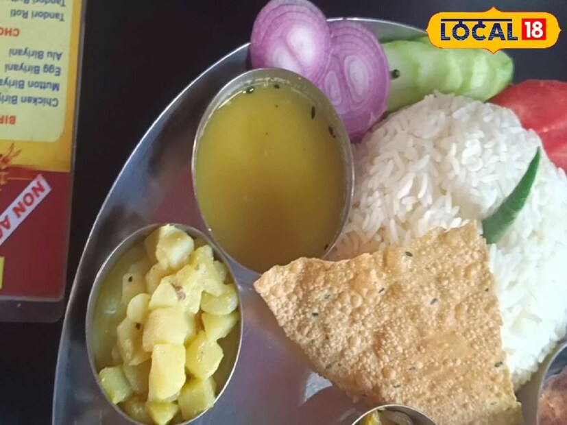 তিনি বলছেন, গরমের সময় অতিরিক্ত মসলাযুক্ত খাবার খাওয়া থেকে বিরত থাকতে হবে। বেশি মাছ, মাংস, ডিম খাওয়ার বদলে সপ্তাহে দুদিন নিরামিষ খেতে পারলে সবথেকে ভাল। 