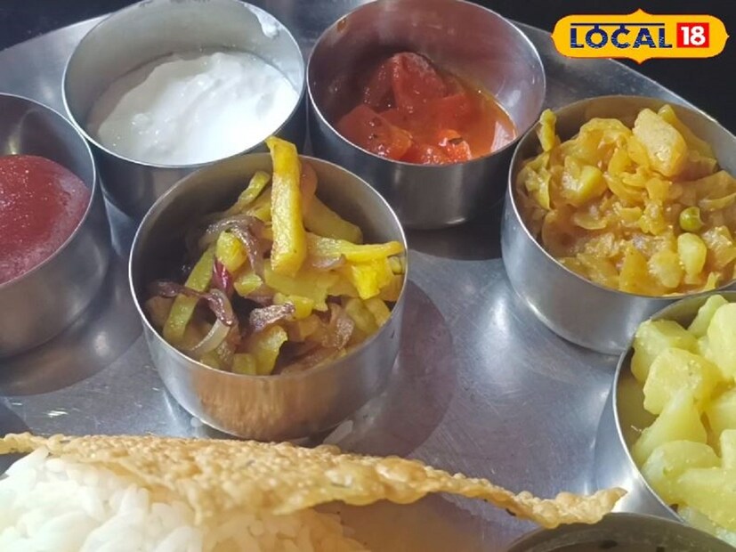 এই ডায়েটিশিয়ান জানিয়েছেন, গরমকালে জল খাওয়ার পরিমাণ অবশ্যই বাড়াতে হবে। তার সঙ্গে দুপুরে খাওয়ার ৩০ মিনিট আগে এবং ৩০ মিনিট পরে এক গ্লাস করে জল খেতে হবে। পাশাপাশি পরিমিত খাবার খাবার পরামর্শ দিয়েছেন তিনি। তাহলে গরমে শরীর থাকবে সুস্থ।