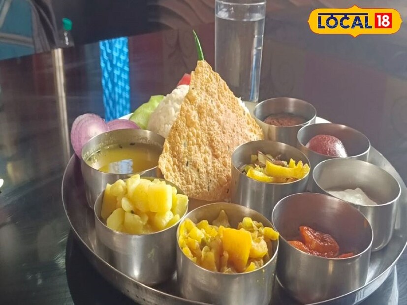 গরম বাড়ছে। একইসঙ্গে বাড়ছে হজমের সমস্যা। এই সময় দুপুরের খাওয়া নিয়ে সাবধান না হলে বিপদ। গরমের সময় দুপুরের আদর্শ মেনু কি হবে, জানিয়েছেন ডায়েটিশিয়ান প্রীতি মজুমদার।