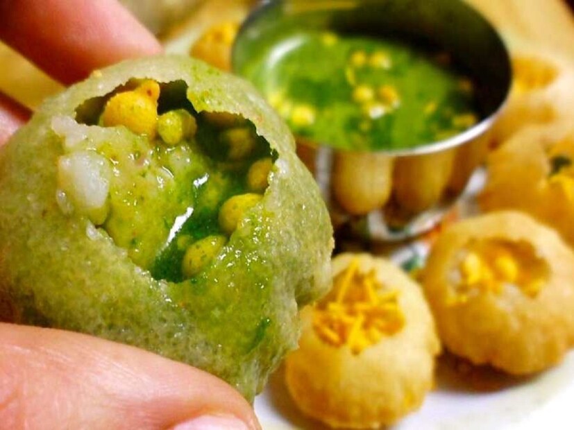 আপনারা পুদিনা ফুচকা নিঃসন্দেহে রাস্তাঘাটে দেখেছেন। বেশ গাঢ় সবুজ রংয়ের পুদিনা ফুচকা। এছাড়াও যে তেঁতুলের জল দেওয়া হয়, তাতেও নাকি পুদিনা থাকে। সেটার রঙও গাঢ় সবুজ রংয়ের। ফুচকা দেখতে বেশ দর্শনধারী। তবে গুণ কেমন? সেটা নিয়ে অবশ্য নানা সন্দেহ প্রকাশ করছে গবেষকরা।   