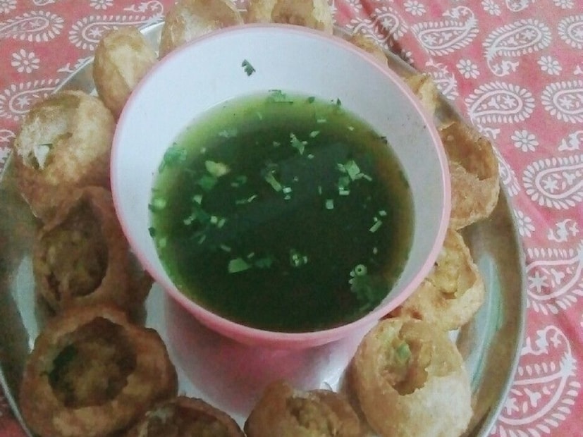 ফুচকা প্রেমীরা বেশ ভরসার সঙ্গে 'পুদিনা ফুচকা' খাচ্ছেন। তবে 'পুদিনা ফুচকা' নেই যে, এমনটা কিন্তু বলা যাবে না। তবে সেটা বেশ নিয়ম মেনেই তৈরি হয়। রাস্তার ধারের পুদিনা ফুচকা কিংবা পুদিনার টকজল দেখে রীতিমতো আঁতকে উঠছে স্বাস্থ্য বিজ্ঞানীরা।  