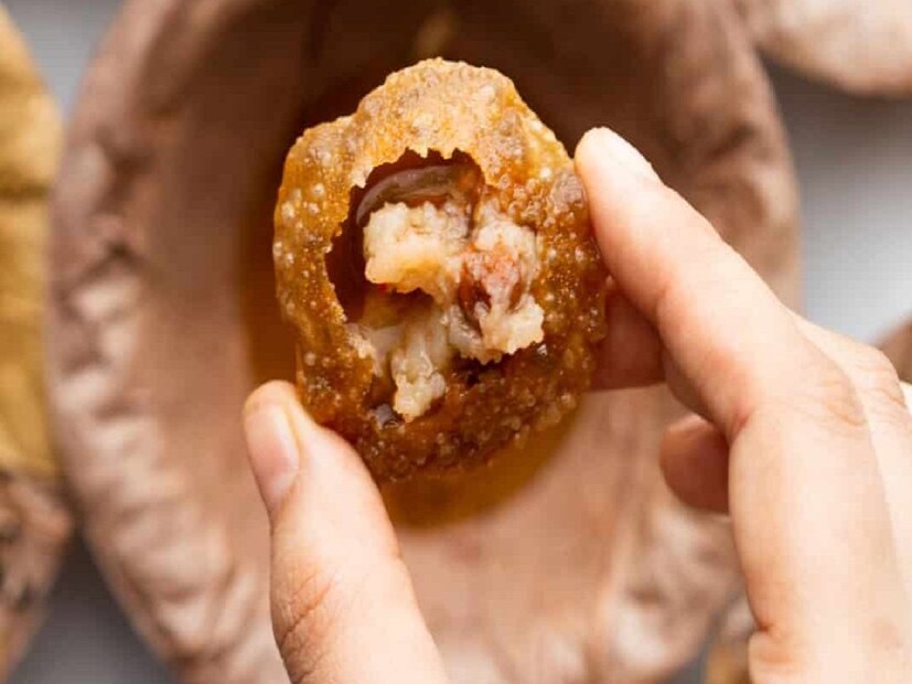 গবেষকদের বক্তব্য,পুদিনা একটি কাঁচা সবজি। সেটা যখন আটার সঙ্গে মিশিয়ে তেলে ভাজা হয়, তখন পুদিনার অতটা সবুজ রং থাকা উচিত নয়। এক্ষেত্রে যতটা সবুজ রঙয়ের হয়, তা দেখে মনে হয় সবুজ রং মেশানো হয়েছে। এছাড়াও তেঁতুলের টক জলের সঙ্গে যদি পুদিনা মেশানো হয়, তাহলেও অতটা সবুজ রং হওয়া সম্ভব নয়।