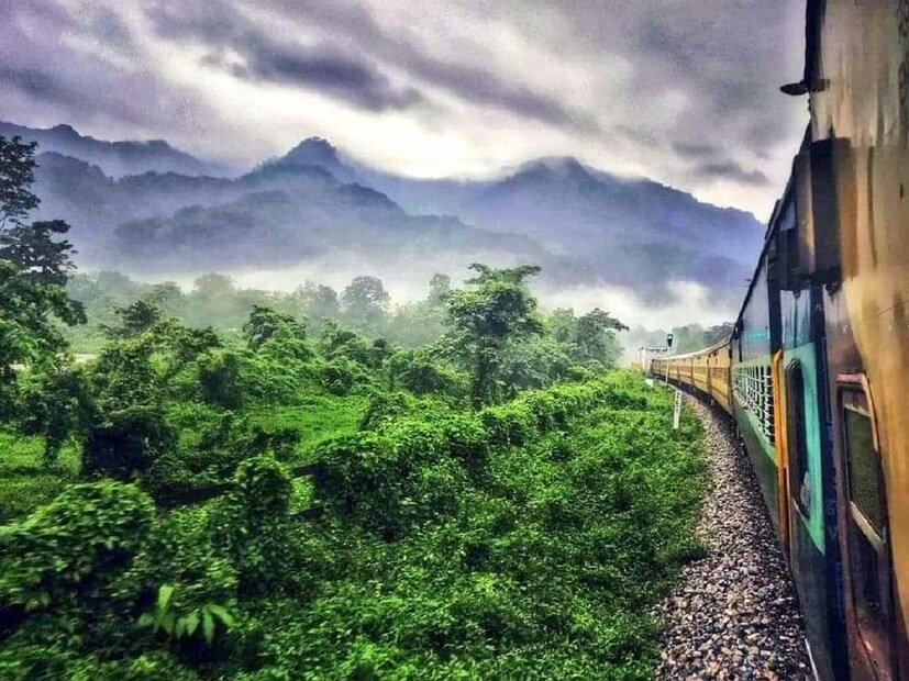 গরমের ছুটিতে দার্জিলিং ঘুরতে যাওয়ার প্লান রয়েছে। এই সময় অধিকাংশ পর্যটকই উত্তরবঙ্গের পাহাড়ে ঘোরার প্ল্যান করে থাকেন। যার ফলে উত্তরবঙ্গগামী ট্রেনগুলিতে টিকিট কনফার্ম করা বিরাট চাপের বিষয়।
