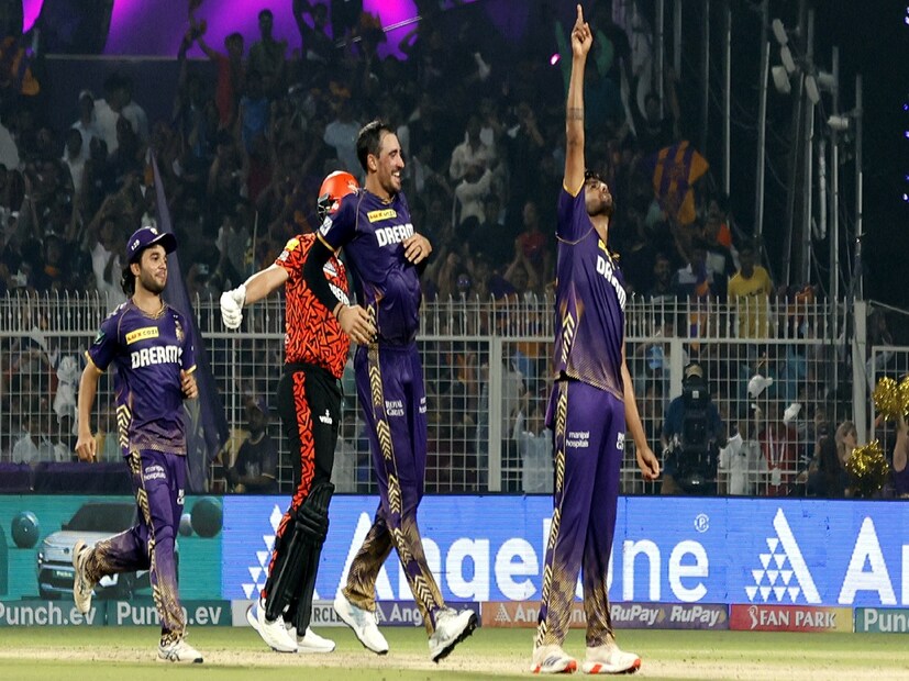 এর আগেও আবশ্য হর্ষিত রানা এই আইপিএলে বিবাদে জড়িয়েছিলেন৷ সানরাইজার্স হায়দরাবাদ বনাম কেকেআর-এর ম্যাচ চলাকালীন মায়াঙ্ক আগরওয়াল আউট হওয়ার পর  তাঁর  অঙ্গভঙ্গি বিতর্কে পরে৷ এরপরেই আবার রানার চোটের খবর৷ মায়াঙ্কের আউটের পর হর্ষিত রানার সেলিব্রেশনে আইপিএলের আচরণবিধি লঙ্ঘনের জন্য বিসিসিআই জরিমানাও করে৷ Photo- File