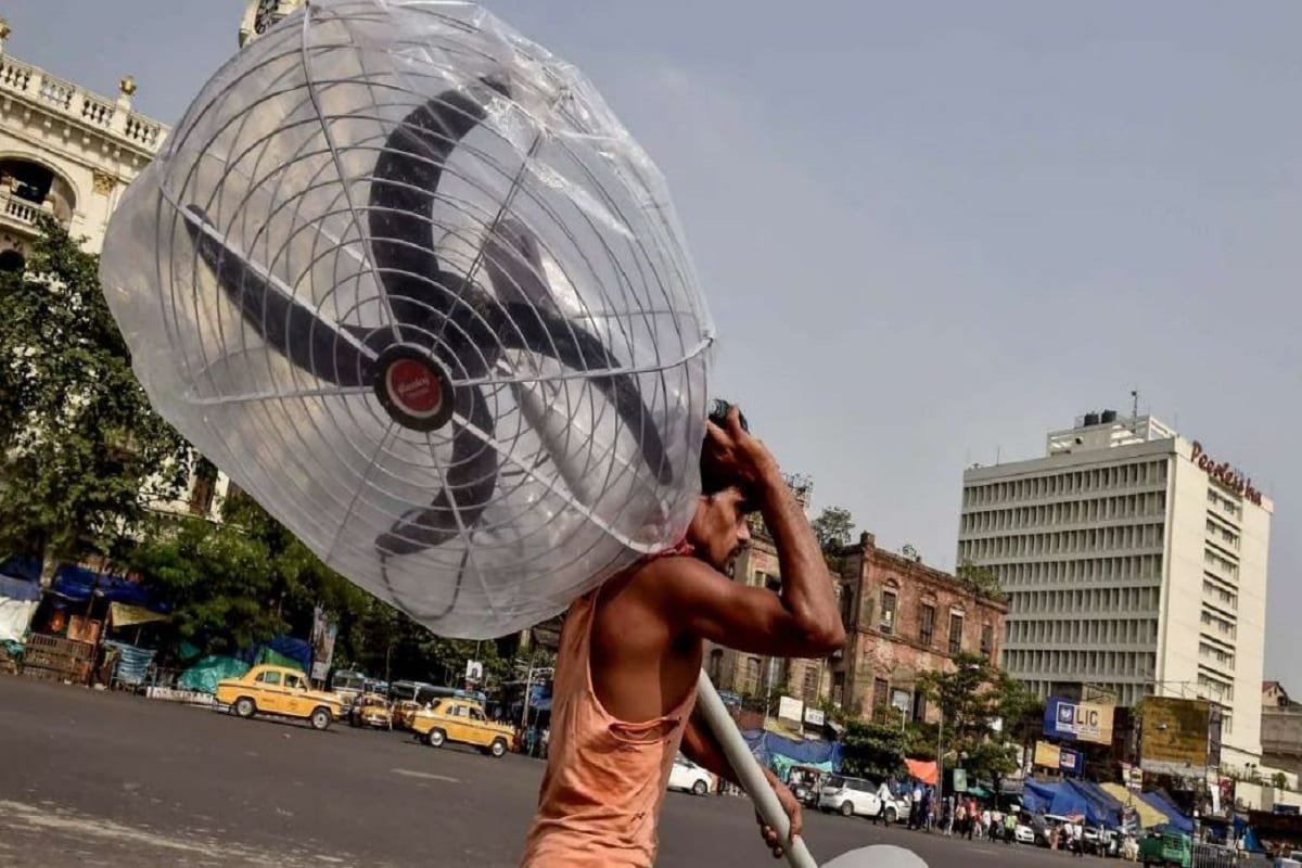 IMD Weather Report-Heatwave Alert: সপ্তাহের শেষ দিকে তাপপ্রবাহের পরিস্থিতি কলকাতাতেও। বাড়বে গরম ও অস্বস্তি। সর্বোচ্চ তাপমাত্রা ৪০ ডিগ্রি ছাড়িয়ে যেতে পারে। আশঙ্কা আবহাওয়া বিজ্ঞানীদের।