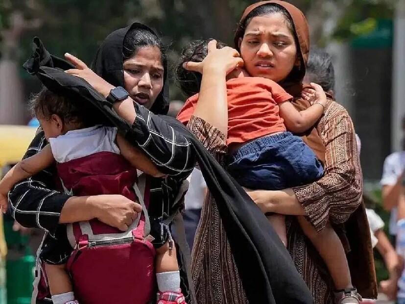আর এই গরমে শিশুদের রোদের মধ্যে বাড়িতে থাকার পরামর্শ দিচ্ছেন চিকিৎসকরা। বিশিষ্ট চিকিৎসক ড. জে এন হালদার জানাচ্ছেন, এই তাপপ্রবাহে কোনও কারণ ছাড়া শিশুদেরকে বাড়ি থেকে বের হওয়ার দরকার নেই।