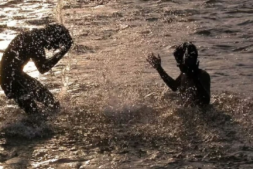 IMD Weather Report-Heatwave Alert: দক্ষিণবঙ্গের ১১ জেলায় তাপপ্রবাহের সতর্কবার্তা বুধবার থেকে। উত্তর ও দক্ষিণ ২৪ পরগনা, পূর্ব ও পশ্চিম মেদিনীপুর, ঝাড়গ্রাম, পুরুলিয়া, বাঁকুড়া, পূর্ব ও পশ্চিম বর্ধমান, বীরভূম, মুর্শিদাবাদ জেলায় তাপপ্রবাহের সতর্কবার্তা। 