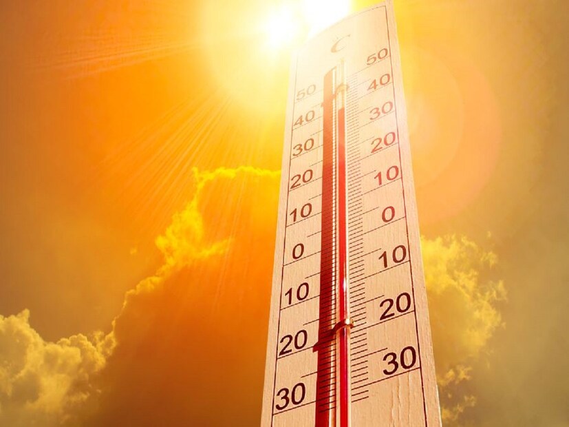 Kolkata Temperature-Rain Alert: চৈত্রের চাঁদিফাটা গরমে নাজেহাল রাজ্যবাসী। প্রায় এক সপ্তাহ ধরে অসহ্য দাবদাহে হাঁসফাঁস করছে মানুষ। তারই মাঝে গত তিনদিন ধরে স্বস্তির বৃষ্টি যেন মুখে হাসি ফুটিয়েছে বঙ্গবাসীর। একাধিক জেলায় তাপমাত্রা ছাড়িয়ে গিয়েছিল ৪০ ডিগ্রি সেলসিয়াস।