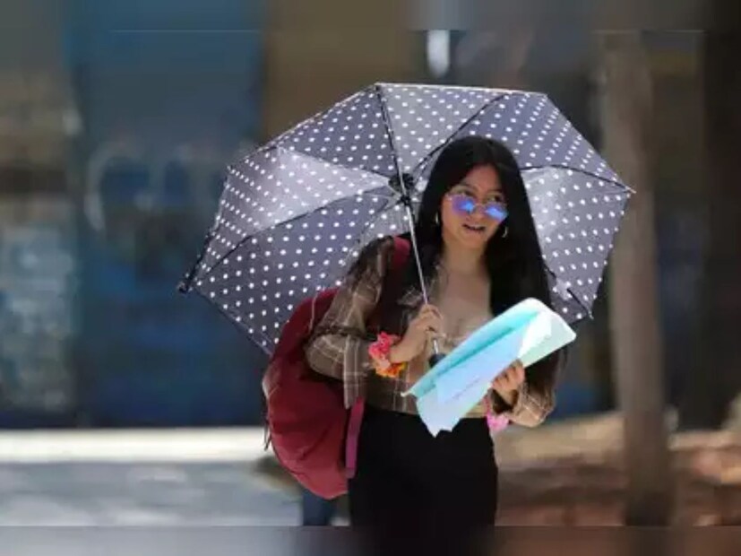 তাপপ্রবাহ মালদা উত্তর ও দক্ষিণ দিনাজপুরে। গরম ও অস্বস্তিকর আবহাওয়া থাকবে জলপাইগুড়ি আলিপুরদুয়ার এবং কোচবিহারের বেশ কিছু অংশে। আগামী তিন দিনে তাপমাত্রা কিছুটা বাড়বে উত্তরবঙ্গের প্রায় সব জেলাতে। 