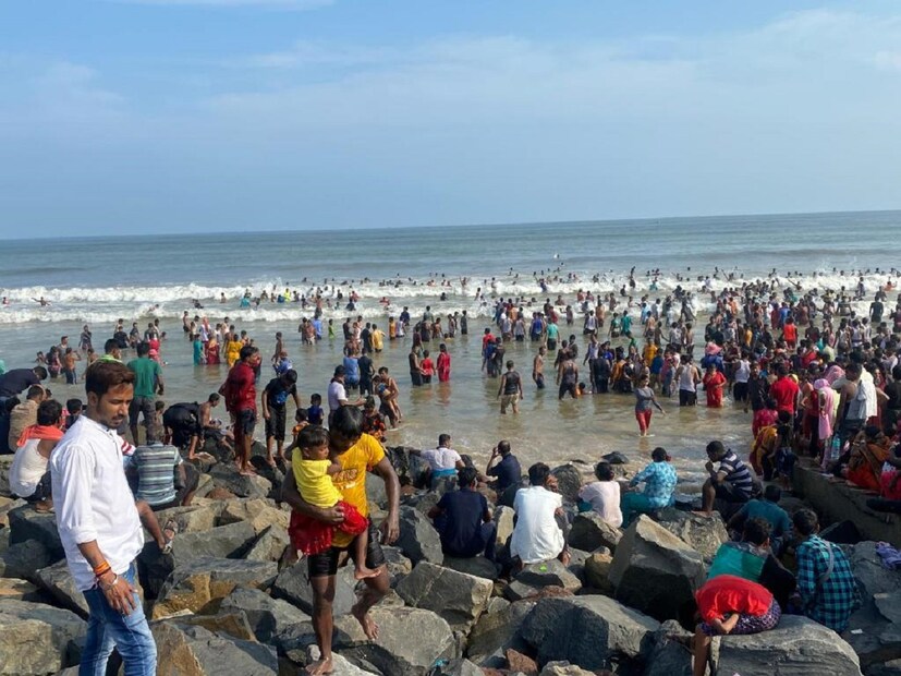 প্রতিটি উইকেন্ডে সেই ছবি ফুটে উঠছে। ফলে, এবার গরমের ছুটিতে ও দিঘায় যে পর্যটক এর ভিড় উপচে পড়বে তার বলার অপেক্ষা রাখে না। ভারতীয় রেল তাই দিঘা পর্যন্ত তিনজোড়া সামার স্পেশাল এক্সপ্রেস চালানোর সিদ্ধান্ত নিয়েছে।photo source collected 