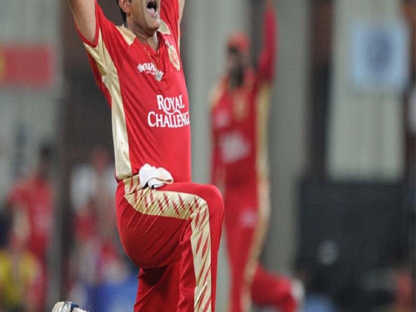 আইপিএল (IPL) মানেই রেকর্ডের ছড়াছড়ি। গত ১৫ বছরের ইতিহাসে অনেক রেকর্ডের সাক্ষী থেকেছে ভারতের এই কোটিপতি লিগ। টি-২০ ক্রিকেটে ব্যাটারদের রেকর্ডের পাশাপাশি বোলারদেরও একাধিক রেকর্ড রয়েছে। 