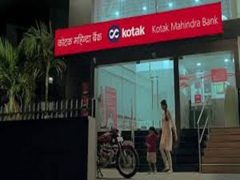 - RBI বলেছে যে এটি &quot;গ্রাহকদের স্বার্থে এবং সম্ভাব্য দীর্ঘায়িত বিভ্রাট রোধ করার জন্য বিধিনিষেধ আরোপ করেছে। যা শুধুমাত্র ব্যাঙ্কের দক্ষ গ্রাহক পরিষেবা প্রদানের ক্ষমতাকেই নয়, ডিজিটাল ব্যাঙ্কিং এবং পেমেন্ট সিস্টেমের আর্থিক ইকোসিস্টেমকেও মারাত্মকভাবে প্রভাবিত করতে পারে।&quot; যাঁরা কোটাক মাহিন্দ্রা ব্যাঙ্কের গ্রাহক, RBI-এর পদক্ষেপ তাঁদের কীভাবে প্রভাবিত করতে পারে -