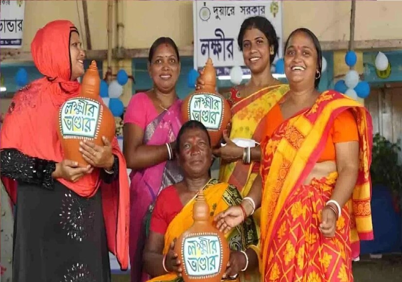 পশ্চিমবঙ্গ সরকার ২০২১ সালের বিধানসভা নির্বাচনের আগে ফেব্রুয়ারিতে চালু করেছিল লক্ষ্মীর ভাণ্ডার। লোকসভা নির্বাচনের আগে KYC ঝামেলা না থাকলে সুবিধাভোগীদের সকলের অ্যাকাউন্টে ঢুকবে টাকা।