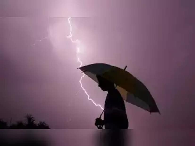 ঘন ঘন বজ্রপাত হতে থাকলে কোনও অবস্থাতেই খোলা বা উঁচু স্থানে না থাকাই ভালো। বজ্রপাতের সময় ধানক্ষেত বা বড় মাঠে থাকলে তাড়াতাড়ি নীচু হয়ে যান। বাড়ির ছাদ কিংবা উঁচু কোনও স্থানে থাকলে দ্রুত সেখান থেকে নেমে যান। গাছের নীচে একদমই দাঁড়াবেন না। রিপোর্টে যে তথ্য ধরা পড়েছে, তাতে বাজ পড়ার সময় মৃতদের মধ্যে ৭১ শতাংশই ছিলেন গাছের নীচে। ২৫ শতাংশ ক্ষেত্রে সরাসরি বাজের আঘাতে মৃত্যুর ঘটনা ঘটেছে।