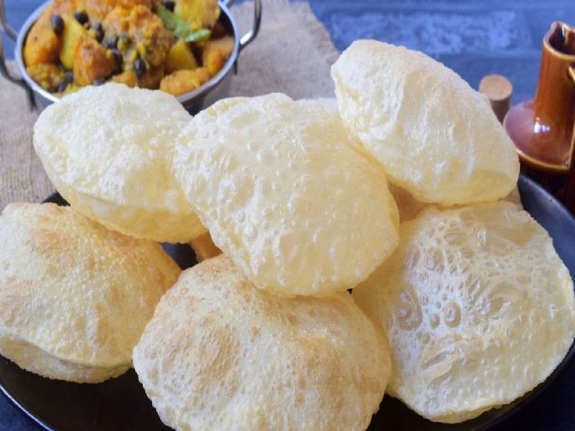 লুচি তরকারি ছাড়া বাঙালির উৎসব অসম্পূর্ণ। ফুলকো লুচির স্বাদ আর গন্ধ ছাড়া দিনটা ভরবে কেন?