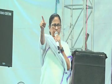 আউশগ্রামের সভায় মুখ্যমন্ত্রী মমতা বন্দ্যোপাধ্যায়৷ 