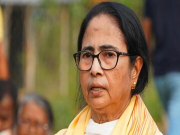 মমতার নিশানায় কে?