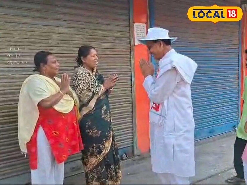 শুক্রবার সকালে তিনি দলীয় কর্মীদের সঙ্গে নিয়ে নির্বাচনী প্রচার করলেন লালবাগের নাকুরতলা, কাপাসডাঙা সহ একাধিক এলাকায়।