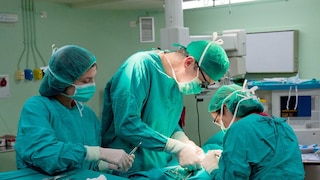 রোগীকে তার পরিবারের সদস্যরা পেট ব্যথার অভিযোগ নিয়ে জেলা হাসপাতালে নিয়ে আসেন এবং তাকে ওপি-ডিতে দেখানো হয়। পরিবারের লোকজন জানান, রোগী কিছু খেয়ে ফেলেছে। এরপর চিকিৎসক তার এক্স-রে এবং সিটি স্ক্যান করান। সেখানেই পেটের মধ্যে রেঞ্চ এবং নাট-বোল্টের মতো বস্তু দেখা যায়। রোগীকে তার পরিবারের সদস্যরা পেট ব্যথার অভিযোগ নিয়ে জেলা হাসপাতালে নিয়ে আসেন এবং তাকে ওপি-ডিতে দেখানো হয়। পরিবারের লোকজন জানান, রোগী কিছু খেয়ে ফেলেছে। এরপর চিকিৎসক তার এক্স-রে এবং সিটি স্ক্যান করান। সেখানেই পেটের মধ্যে রেঞ্চ এবং নাট-বোল্টের মতো বস্তু দেখা যায়।