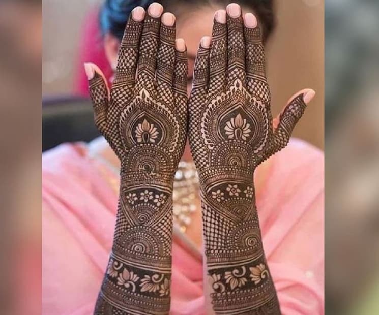 Mehandi Design in Eid 2024: ইদ-উল-ফিতর মানে খুশির ইদ৷ এই দিন দেশজুড়ে উৎসবের মেজাজ৷ খাওয়া দাওয়ার সঙ্গে রয়েছে সাজের বহর৷ মেহেন্দি ছাড়া ইদ উদযাপন যেন জমেই না৷ আর এই মেহেন্দির লেটেস্ট ডিজাইন থেকে মেহেন্দির রং টিকিয়ে রাখার উপায় জানুন৷ ইদের জন্য অনেক নতুন ও সুন্দর ডিজাইনের মেহেন্দি ট্রেন্ডে রয়েছে, যেগুলো আপনি নিজের হাতে সাজাতে পারেন। 