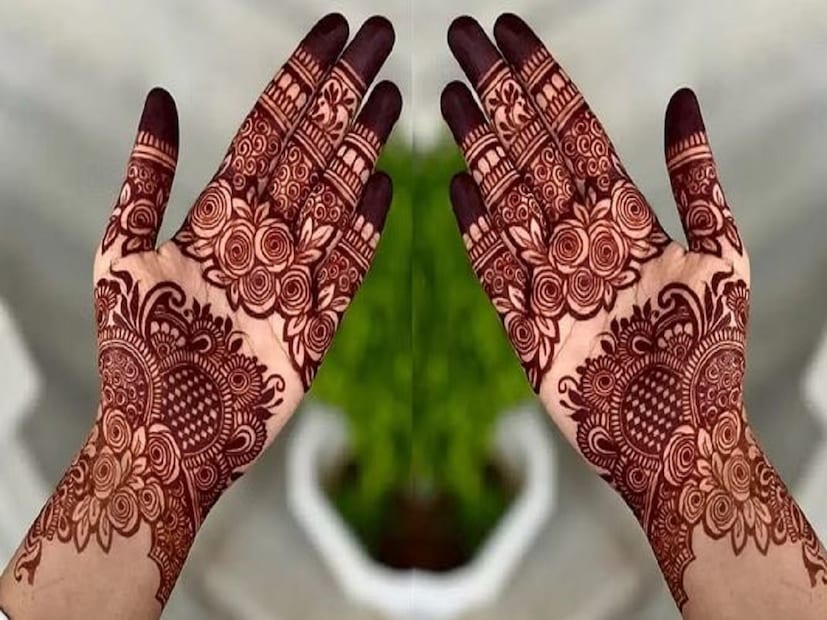 হাতে বিভিন্ন ধরনের মোটিফ তৈরি করাও এবারের ট্রেন্ডে রয়েছে। আপনি মেহেন্দিতে চাঁদ এবং তারা, ঈদের শুভেচ্ছা বা ধর্মীয় প্রতীকও অন্তর্ভুক্ত করতে পারেন।
