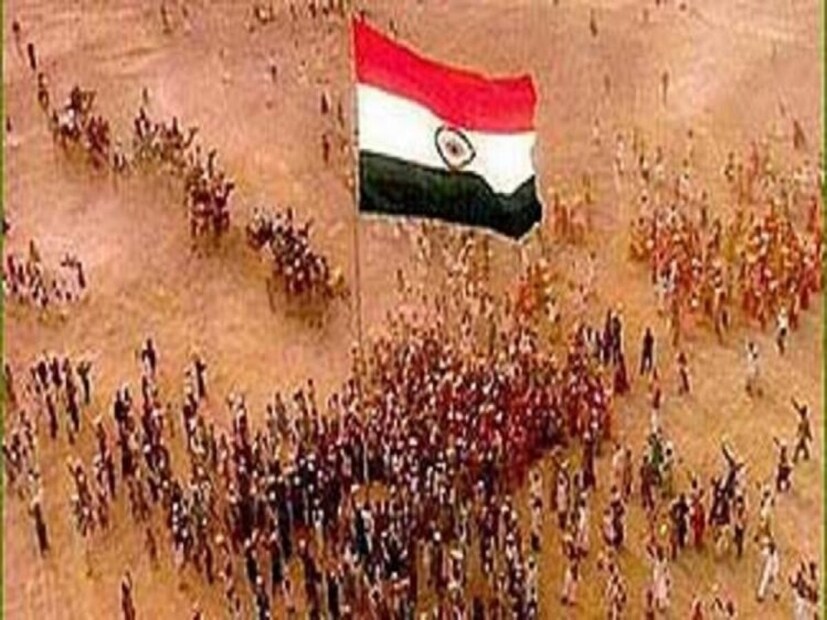জাতীয় সঙ্গীত শুরু হওয়া মাত্র প্রথম স্যালুট দেওয়া হয় এবং ঠিক ৫২ সেকেন্ডে গানটি শেষ হলেই শেষ স্যালুট দেওয়া হয়। জাতীয় সঙ্গীতের পাশাপাশি এই দিন জাতীয় গান বন্দে মাতরমও গাওয়া হয়। জাতীয় গান এবং জাতীয় সঙ্গীতের কোথায় পার্থক্য জেনে নিন আজ।