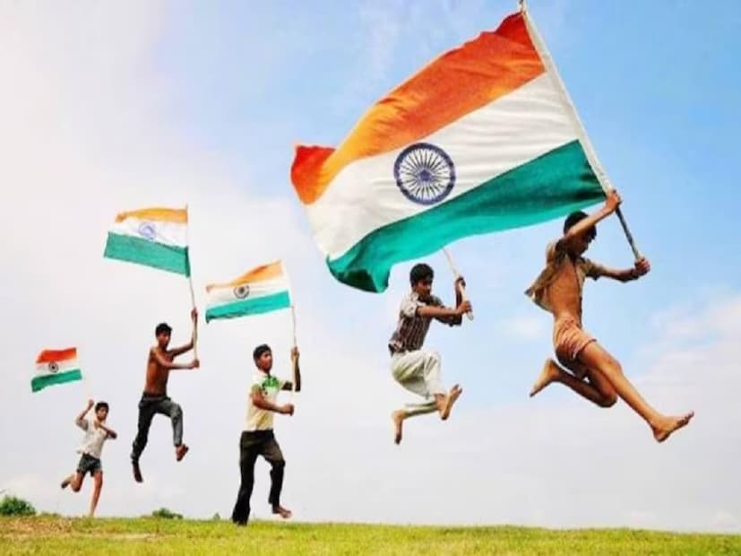 প্রজাতন্ত্র দিবসের রীতি মেনে ২৬ জানুয়ারি রাষ্ট্রপতির জাতীয় পতাকা উত্তোলন করেন, ২১ টি বন্দুকের স্যালুট দেওয়া হয়। আসলে ২১ টি বন্দুকের ফায়ারিং হয় না, ভারতীয় সেনাবাহিনীর ৭ টি বন্দুক (যাদের '25 পাউন্ডার্স' বলা হয়) দিয়েই সেলাম দেওয়া হয়। এই বন্দুক থেকে তিন-তিন রাউন্ডে গুলি করা হয়। 