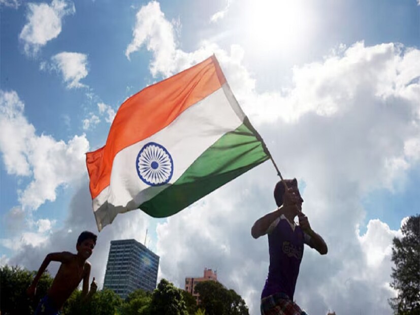 জাতীয় গান: ভারতের জাতীয় গান হল বন্দে মাতরম (Vande Mataram)। সাহিত্যিক বঙ্কিমচন্দ্র চট্টোপাধ্যায়ের ‘আনন্দমঠ' উপন্যাসের এই কবিতাটিই রবীন্দ্রনাথ ঠাকুর সুর দেন এবং ১৮৯৬ সালে প্রথম কংগ্রেসের কলকাতা অধিবেশনে এই গান গাওয়া হয়। ১৯৫০ সালের ২৪ জানুয়ারি বন্দে মাতরমকে জাতীয় গানের সম্মান দেওয়া হয়।