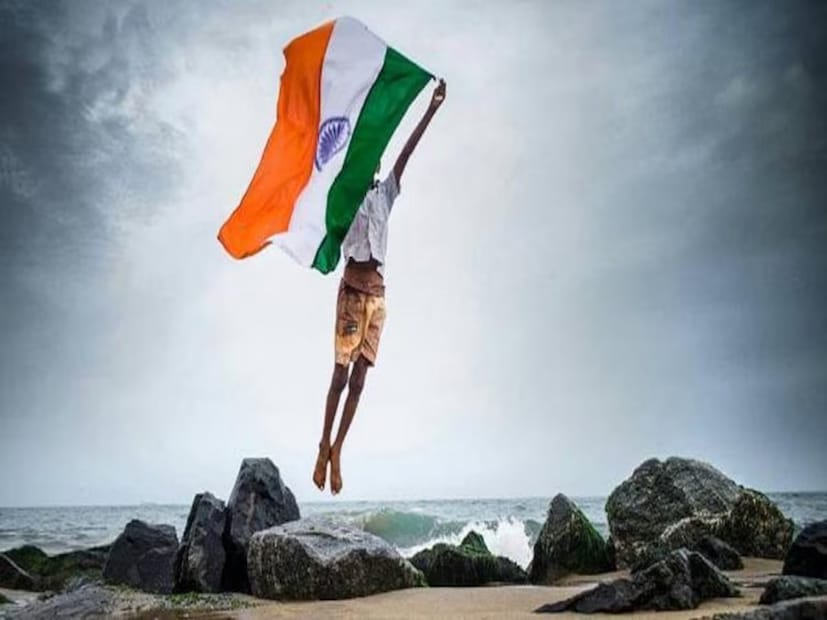 রাগিণী বদলে গেল বছর তিনেক পর। ১৮৮৫ সালে ‘বালক’ পত্রিকায় তরুণ কবি ও সুরকার রবীন্দ্রনাথ ঠাকুর সেই গানের স্বরলিপি প্রকাশ করলেন ‘দেশ’ রাগে। সুরকার লেখককে গেয়ে শুনিয়েছিলেন, লেখকের পছন্দও হয়েছিল। 