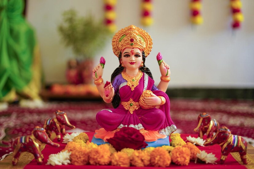 বৈভব লক্ষ্মীকে জবা ফুল অর্পণ করুনশুক্রবার প্রধানত বৈভব লক্ষ্মী মাতাকে উৎসর্গ করা হয়। এমনটা বিশ্বাস করা হয় যে আপনি যদি এই দিনে বৈভব লক্ষ্মী পূজায় লাল জবা ফুল অর্পণ করেন এবং আপনার ইচ্ছা পূরণের জন্য প্রার্থনা করেন তবে আপনার জীবনে ধন-সম্পদ বৃদ্ধি পাবে। শুধু তাই নয়, এই সমাধানটি আপনার ভাল চাকরি পাওয়ার সম্ভাবনা এবং আপনার আটকে থাকা টাকা ফেরত পাওয়ার সম্ভাবনাও বাড়িয়ে দেয়।