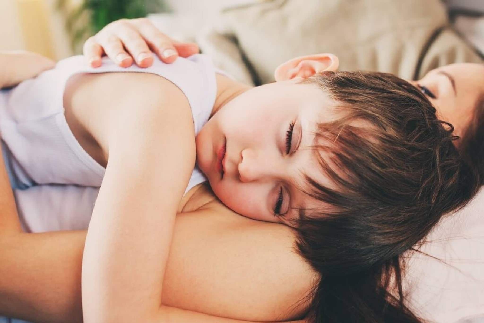 ঘুমের মধ্যেও বকবক করছে আপনার সন্তান? ভুলেও এড়িয়ে যাবেন না, অবহেলা করলেই ক্ষতি!