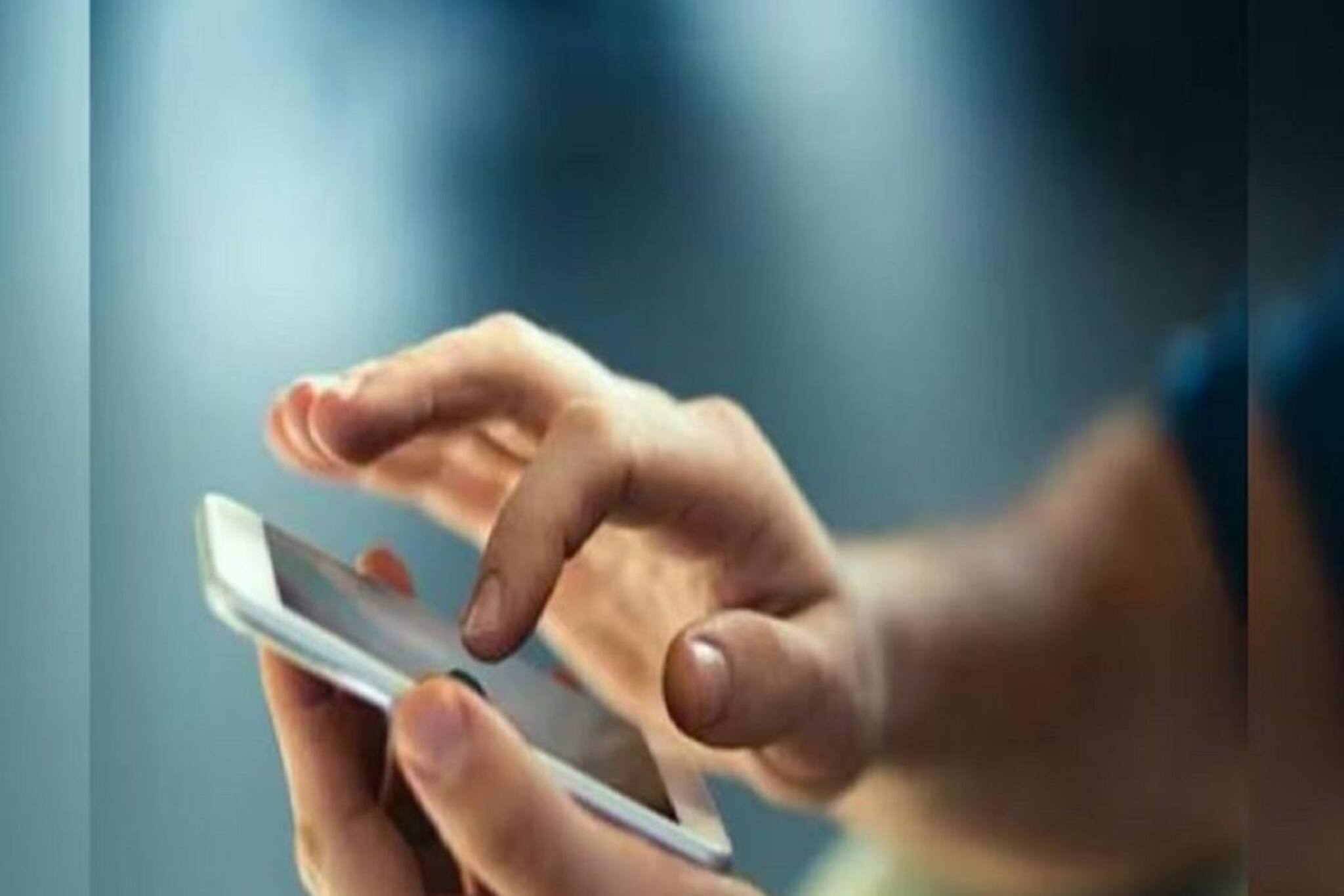 আপনার ফোন দায়ী হাতের ব্যথার জন্য! কীভাবে বিপদ ডেকে আনছে স্মার্টফোন জেনে নিন