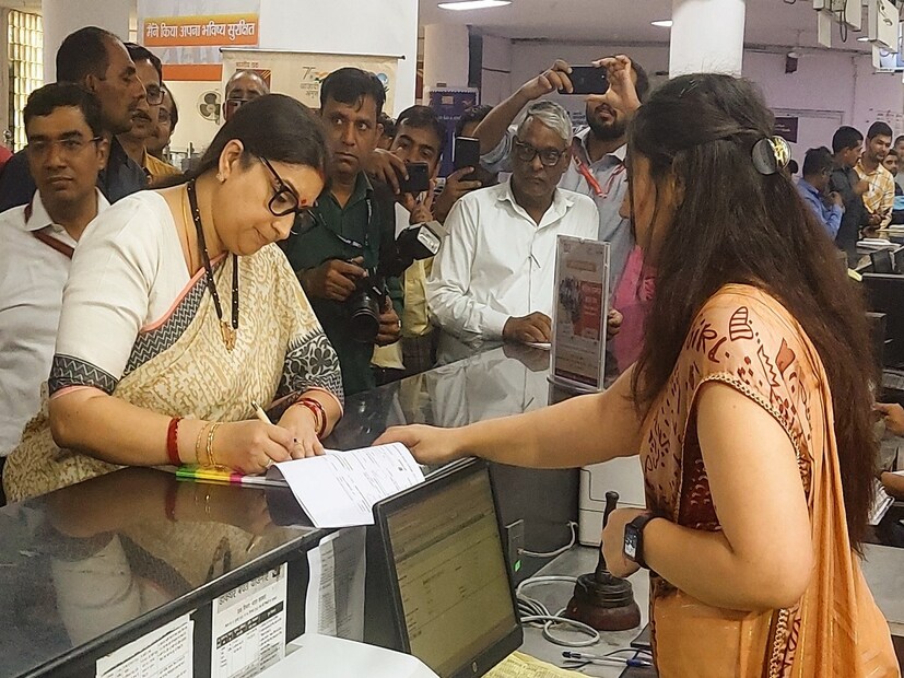 কেন্দ্রীয় মন্ত্রী স্মৃতি ইরানি ২৬ এপ্রিল সংসদ মার্গের পোস্ট অফিসে পৌঁছেছিলেন এবং লাইনে দাঁড়িয়ে এই অ্যাকাউন্টটি খুললেন। অর্থমন্ত্রী আজাদি কা অমৃত মহোৎসব প্রচারাভিযানের অধীনে এই প্রকল্পটি শুরু করেছিলেন, মহিলাদের উদ্বুদ্ধ করার লক্ষ্যে এবং তাঁদের উচ্চ সুদ প্রদানের লক্ষ্যে।