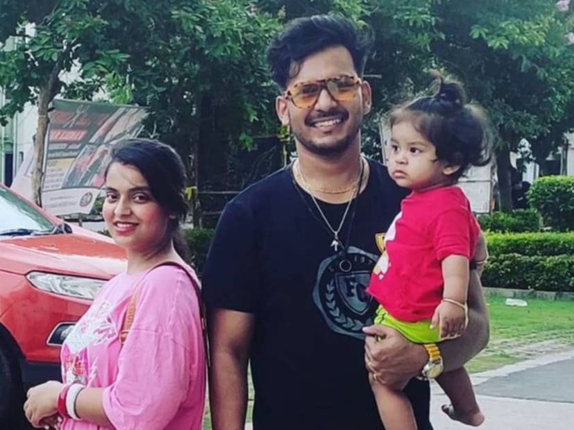 রাজা ও মধুবনীর ছেলে কেশব নেটিজেনদের খুব জনপ্রিয়৷ দীর্ঘ দিন কেশবের মুখ নেটিজেনদের কাছ থেকে আড়াল করে রেখেছিলেন মধুবনী৷ এখন অবশ্য কেশবের সম্পূর্ণ ছবি শেয়ার করেন তিনি৷