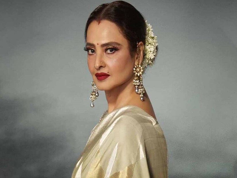 রেখা! বলিউডের সব থেকে রহস্যময়ী নায়িকা! রেখার অভিনয় জীবন যতটা চর্চিত তার থেকে কয়েকগুণ বেশি চর্চিত তাঁর ব্যক্তিগত জীবন! আজও রেখাকে নিয়ে রহস্যের শেষ নেই! অমিতাভ বচ্চন থেকে সঞ্জয় দত্ত বহু অভিনেতার নাম জড়িয়েছে তাঁর সঙ্গে! রেখা কাকে বিয়ে করেছেন? কেন সিঁদুর পরেন? রেখা কী আসলে বিষ কন্যা? এমন অনেক কিছু নিয়ে প্রশ্ন করতে শোনা যায়! photo source collected 