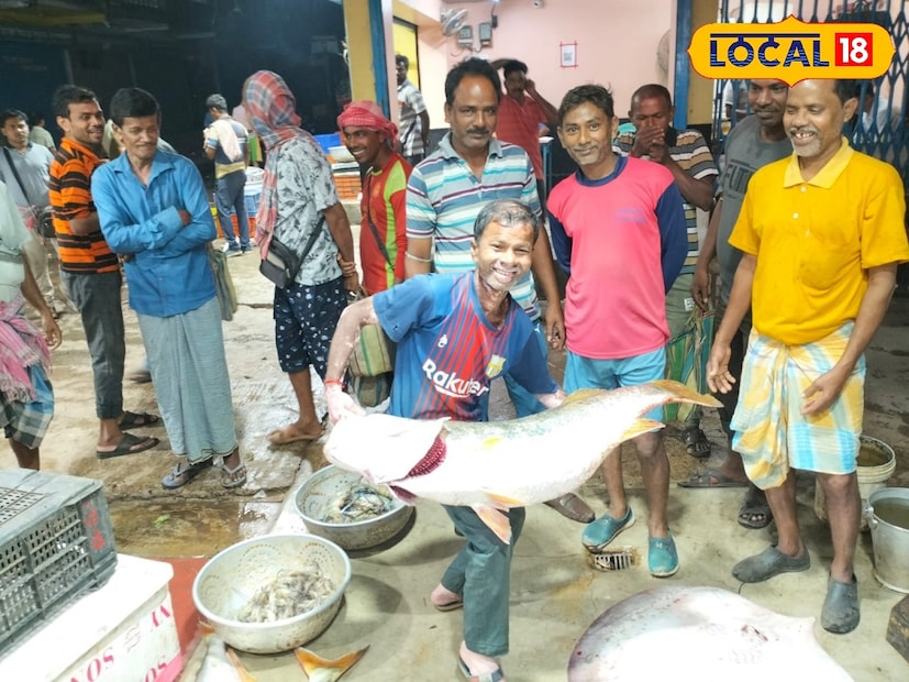 বঁড়শিতে আটকালো দৈত্যাকার ভেটকি! বিশাল আকারের ভেটকি বিক্রি হল চড়া দামে। এ যেন রাতারাতি লটারি মিলল মাঝির। অন্যান্য দিনের মতোই নৌকা নিয়ে তিন বন্ধু মাছ শিকারে বেরিয়েছিল। কিন্তু কে জানত, এই দিন জীবনের হয়ত সবথেকে বড় মাছটা তাদের বঁড়শিতে আটকাবে।
