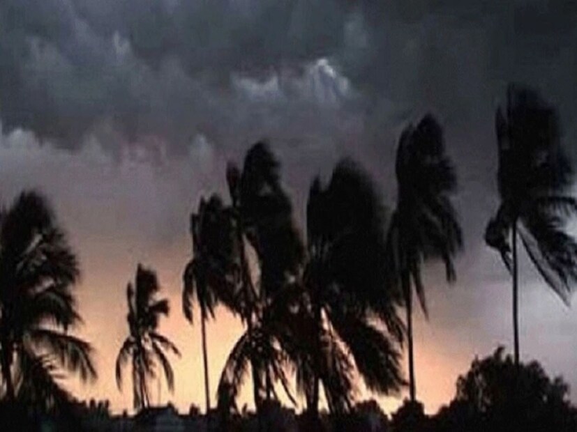 পূর্ব মেদিনীপুর, পশ্চিম মেদিনীপুর, পুরুলিয়া, ঝাড়গ্রাম, বাঁকুড়া, বীরভূম এবং পশ্চিম বর্ধমান জেলায় বজ্রবিদ্যুৎ-সহ বৃষ্টির সম্ভাবনা রয়েছে। বিক্ষিপ্ত বৃষ্টি ছাড়া দক্ষিণবঙ্গের কোথাও বৃষ্টির সম্ভাবনা নেই। এরই মাঝে পশ্চিমের জেলাগুলিতে জারি হয়েছে লু-এর সতর্কবার্তা।