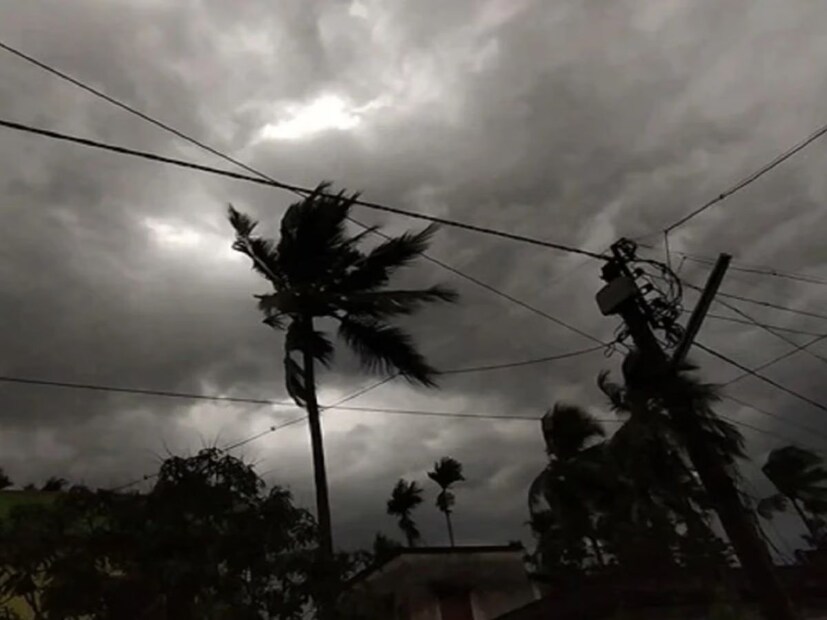 শনিবার পশ্চিমবঙ্গে ষষ্ট দফার লোকসভা নির্বাচন। তার আগে চোখ রাঙাচ্ছে ঘূর্ণিঝড় রিমল। গত কয়েকদিন ধরেই এই সাইক্লোন নিয়ে বিস্তর আলোচনা হচ্ছে। দক্ষিণবঙ্গ-সহ সম্পূর্ণ বাংলায় এর কেমন প্রভাব পড়বে এই নিয়ে আলোচনা অব্যাহত। এর মাঝেই ঝড়বৃষ্টির পূর্বাভাস দিল হাওয়া অফিস।