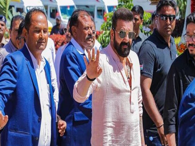 আপাতত সায়েন্স-ফিকশন কমেডি 'দ্য ভার্জিন ট্রি'-তে দেখা মিলবে সঞ্জয়ের৷ এতে তাঁর সঙ্গে থাকবেন সানি সিং, মৌনি রায় ও পলক তিওয়ারি। এর পর অক্ষয় কুমার, সুনীল শেঠি, পরেশ রাওয়াল এবং দিশা পাটানির সঙ্গে 'ওয়েলকাম টু দ্য জঙ্গল'-এ দেখা যাবে সঞ্জয়কে। এই বছরের ডিসেম্বরের হলে মুক্তি পাবে এই ছবি৷ 