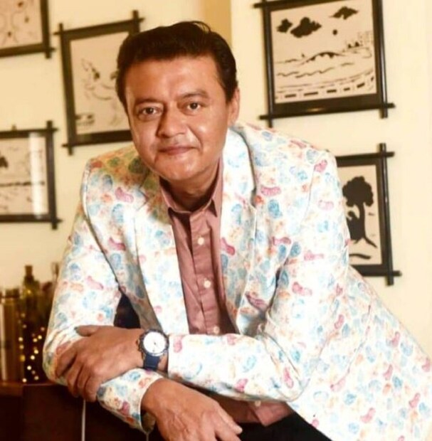 যারা ক্রু ছবিটি দেখে ফেলেছেন, তাঁরা বুঝতে পারছেন ঠিক কী ঘটনা ঘটেছিল৷ আর যারা এখনও দেখেননি, তাঁরা বুঝতে পারছেন না কেন এমন করছেন অনেকের প্রিয় অভিনেতা শাশ্বত চট্টোপাধ্যায়৷