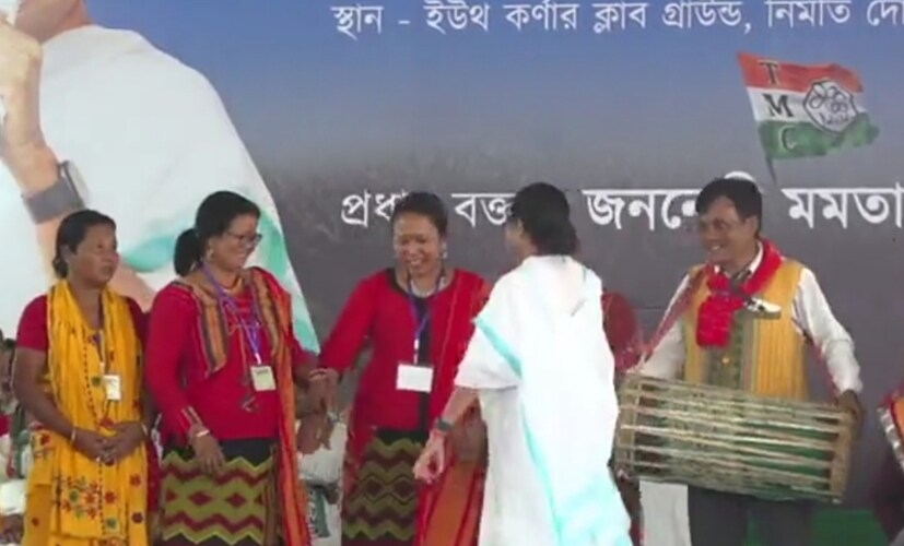 মুখ্যমন্ত্রীর জনসভার আগেই এই গ্রুপ দুটির মহিলারা শুরু করেছিলেন তাদের নাচের মহড়া