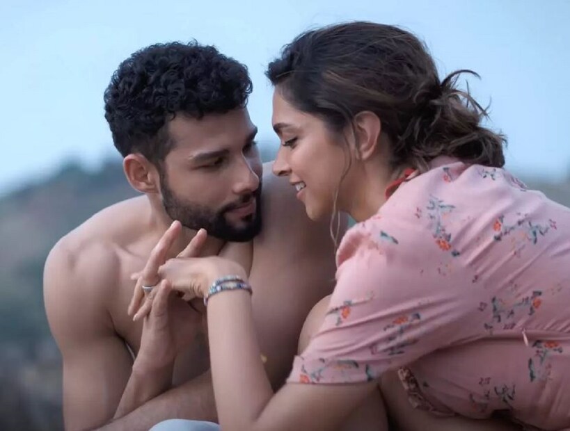 নারী-পুরুষের প্রেমের সম্পর্কে যৌনতা একটা বড় ভূমিকা নিয়ে থাকে! কৈশোর থেকে যৌবন বা তার পরে কখন সব থেকে বেশি গভীর ভালবাসা ও ঘনিষ্ঠতা চায় মেয়েরা? এ নিয়ে বহু গবেষণা হয়েছে! photo source collected 