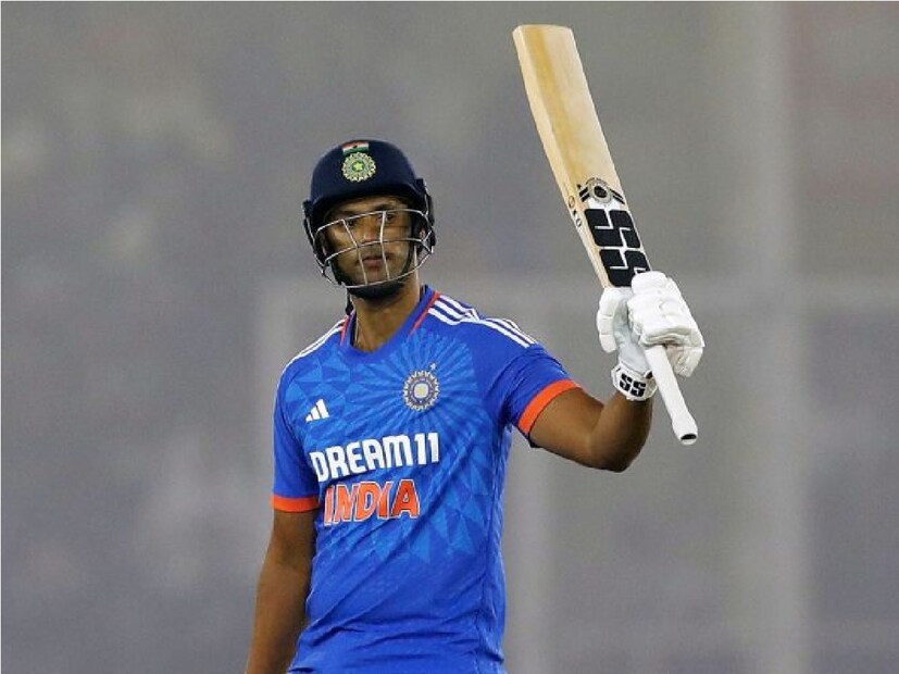 তাহলে প্রশ্ন উঠতে পারে কার জায়গায় খেলবেন যশস্বী জয়সওয়াল। মনে করা হচ্ছে শিবম দুবের জায়গায় খেলতে পারেন যশস্বী। প্রতিযোগিতায় এমন কোনও আহামরি পারফরম্যান্স নয় দুবের। বোলিংও করছেন না। ফলে যশস্বীকে ওপেনে এনে  কোহলিকে ৩ নম্বরে তাঁর নিজস্ব জায়গায় নামানো হতে পারে।