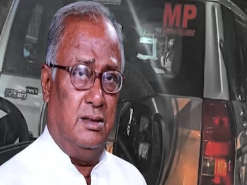 সৌগত রায়ের গাড়িতে দুর্ঘটনা