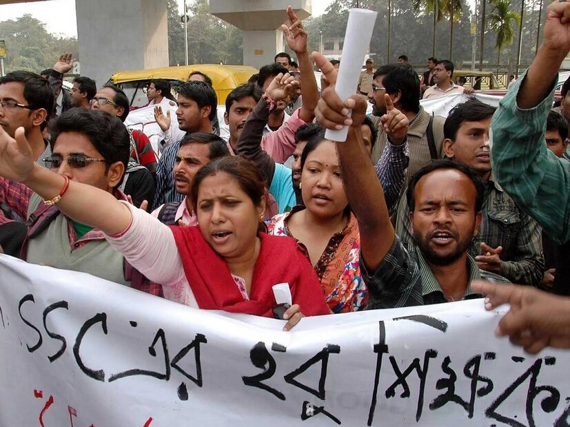 এসএসসি নিয়ে বিরাট রায় দিয়েছে কলকাতা হাইকোর্টের ডিভিশন বেঞ্চ! ২০১৬ নিযোগ প্রক্রিয়ার গোটা প্যানেল বাতিলের নির্দেশ দিয়েছে আদালত। উল্লেখ্য, ২০১৬ সালে এসএসসির নবম-দশম, একাদশ-দ্বাদশ শ্রেণিতে শিক্ষক নিয়োগ এবং একই বছরে স্কুলে তৃতীয় এবং চতুর্থ শ্রেণির কর্মী নিয়োগে দুর্নীতি মামলায় এদিনের রায়। 