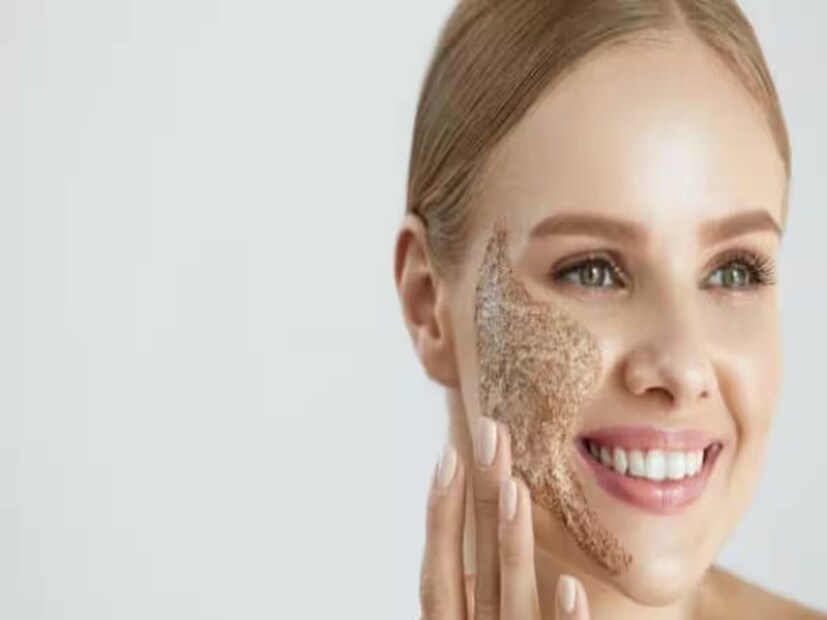 পাতলা করতে চাইলে বাড়াতে হবে দইয়ের পরিমাণ।মুখ পরিষ্কারের সঙ্গে সঙ্গে দারুণ স্ক্রাবারের কাজ করে এই মিশ্রণ। ত্বকে লাগিয়ে সার্কুলার মোশনে করতে হবে মেসেজ।ত্বকে মাখার নিয়মমুখে এই প্যাক লাগানোর আগে ভালো করে পরিষ্কার করে নিতে হবে মুখ।