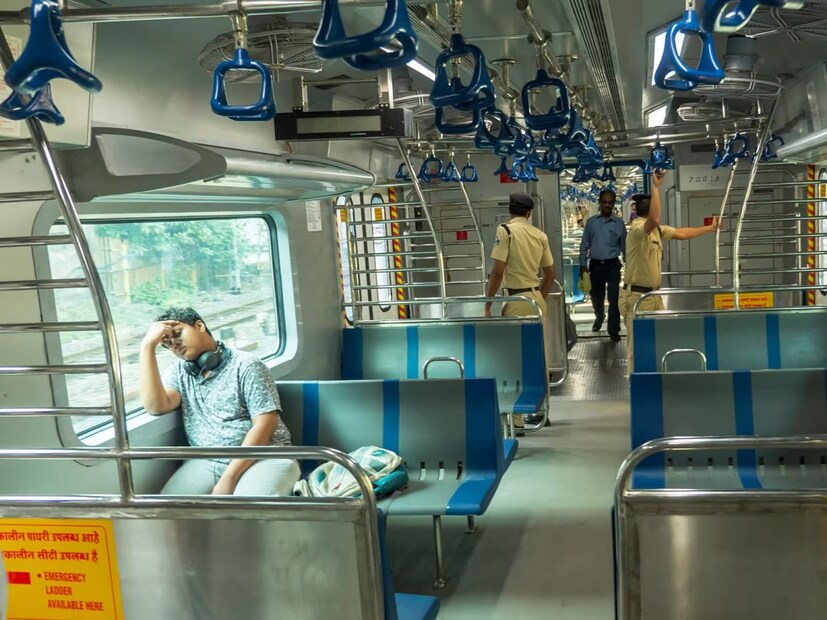 কামরায় শীতাতপ যন্ত্র বা এসি থাকায় দীর্ঘ যাত্রাতেও তেমন ক্লান্তি আসে না। ট্রেনের এসি কামরায় অনেক নিয়ম থাকে। তবে নিয়মিত ভ্রমণ করলেও বহু যাত্রীই জানেন না বিষয়টা। এই নিয়মের আওতায় পড়ে এসি কোচের এসি-র তাপমাত্রা।