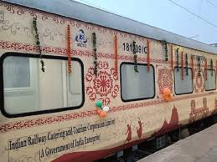 এক্ষেত্রে বলে রাখা ভাল যে, ট্রেনে চলমান এসি-র তাপমাত্রা নির্দিষ্ট রাখা হয়ে থাকে। অর্থাৎ ঘরে লাগানো এসি-র মতো ট্রেনের কামরার তাপমাত্রা ঘন ঘন পরিবর্তন করা হয় না। তাহলে কত তাপমাত্রায় চালানো থাকে ট্রেনের এসি। সেটাই আজ জেনে নেওয়া যাক।