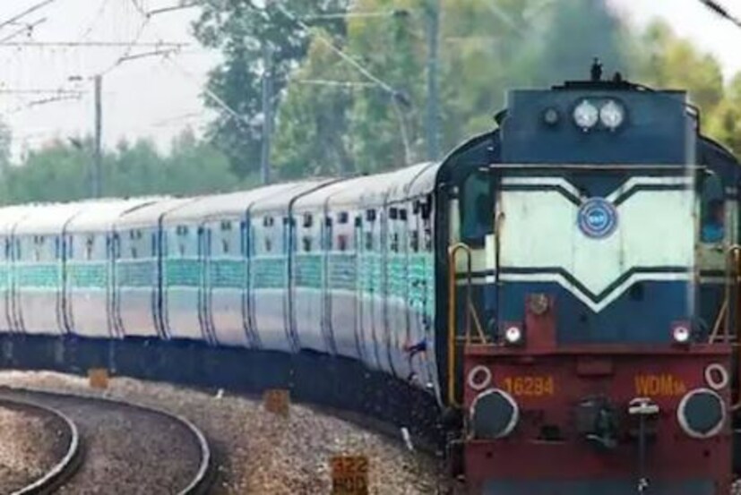 ভারতীয় রেলওয়ে বিশ্বের চতুর্থ বৃহত্তম রেল নেটওয়ার্ক, যার মাধ্যমে দেশের প্রায় ৪ কোটি মানুষ প্রতিদিন যাতায়াত করে থাকেন। এটি বিশ্বের সবচেয়ে বেশি সংখ্যক সরকারি চাকরি প্রদানকারী সরকারি সংস্থা। ভারতীয় রেলের সঙ্গে এমন অনেক মজার তথ্য রয়েছে, যা জানলে আপনি অবাক হবেন।(সৌভিক রায়)